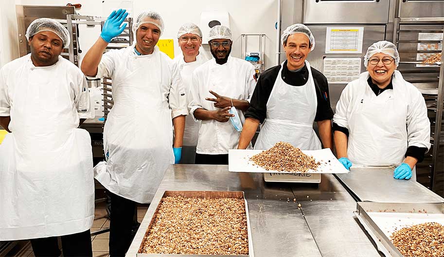 ESAT confectionnant des granolas pour Maison Granola